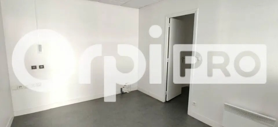 Local d’activités dans Verrières-le-Buisson à louer - Photo de l’immeuble – Image 3 sur 9