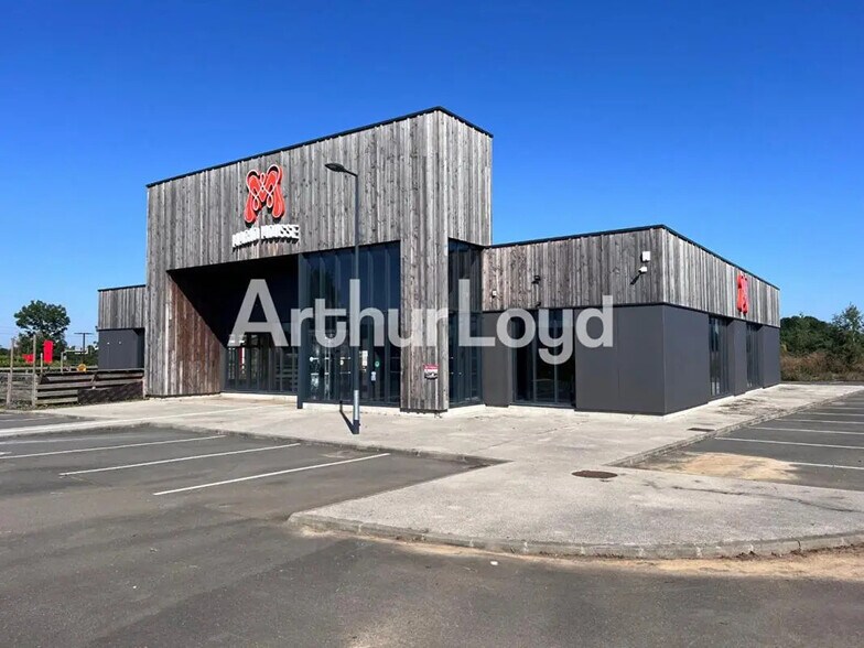 Local commercial dans Mondeville à louer - Photo de l’immeuble – Image 1 sur 3