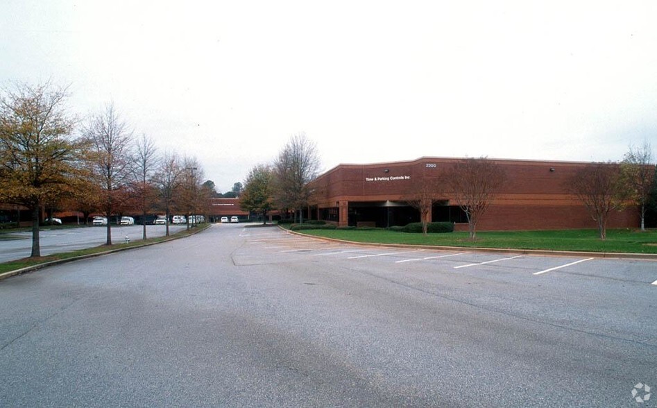 2200 Norcross Pkwy, Norcross, GA à louer - Photo de l’immeuble – Image 3 sur 5