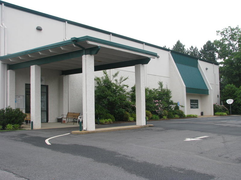 433 E Commonwealth Blvd, Martinsville, VA à louer - Photo principale – Image 3 sur 13