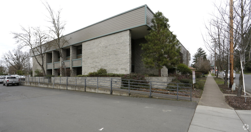 1175 E Main St, Medford, OR à louer - Photo de l’immeuble – Image 2 sur 4
