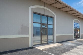 6301-6335 Ashcroft Dr, Houston, TX à louer Photo de l’immeuble– Image 1 sur 2