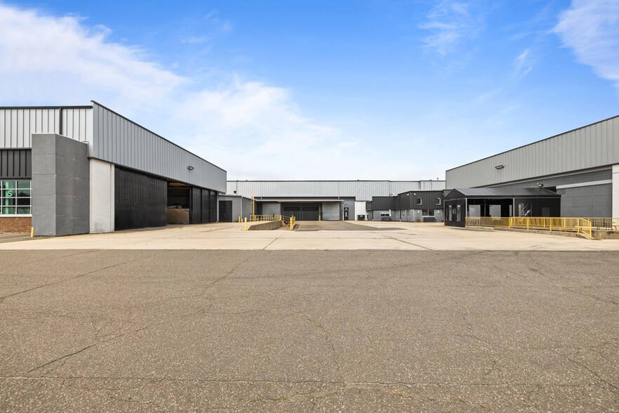 15 Grumman Rd W, Bethpage, NY à louer - Photo de l’immeuble – Image 1 sur 7