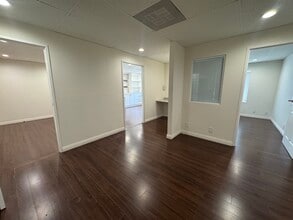 15928 Ventura Blvd, Encino, CA à louer Photo de l’immeuble– Image 1 sur 3