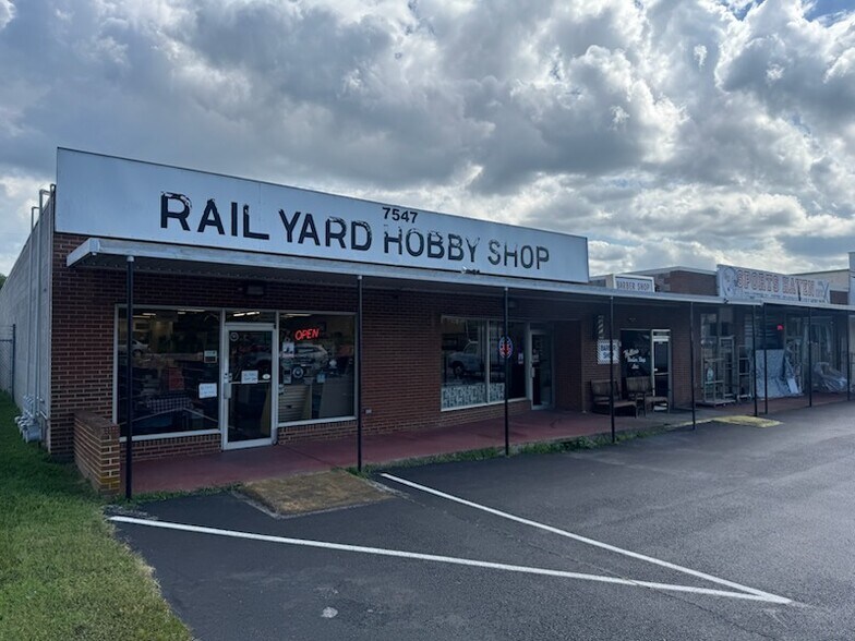 7547 Williamson Rd, Hollins, VA à louer - Photo de l’immeuble – Image 3 sur 22