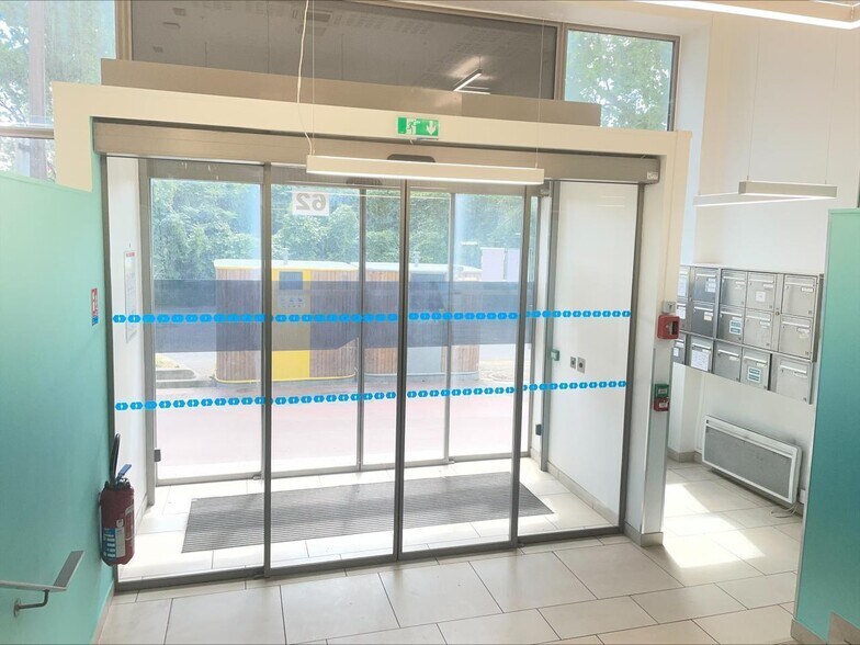 Bureau dans Charenton-le-Pont à louer - Hall d’entrée – Image 2 sur 10