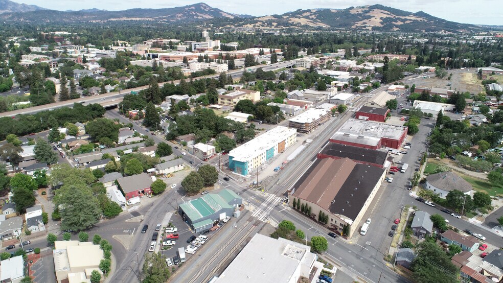 8 W 9th St, Santa Rosa, CA à vendre - Photo de l’immeuble – Image 2 sur 21