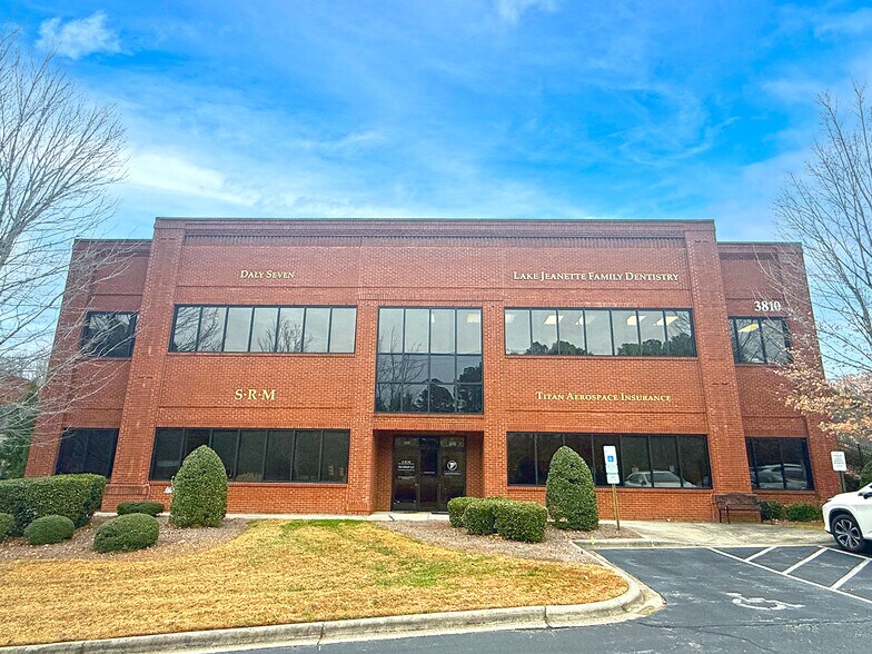 3810 N Elm St, Greensboro, NC à louer - Photo principale – Image 1 sur 1