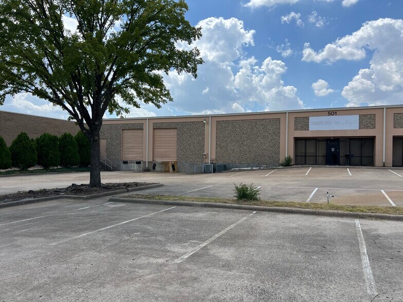 501 Industrial Dr, Richardson, TX à louer - Photo de l’immeuble – Image 2 sur 16