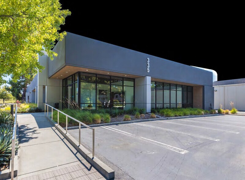 335 E Middlefield Rd, Mountain View, CA à louer - Photo de l’immeuble – Image 3 sur 12