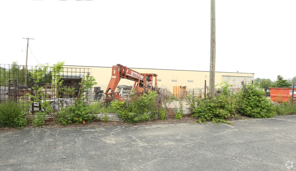 31145 8 Mile Rd, Livonia, MI à louer - Photo de l’immeuble – Image 3 sur 5