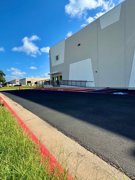 13101 Spivey Dr, Laredo, TX à louer - Photo de l’immeuble – Image 3 sur 11