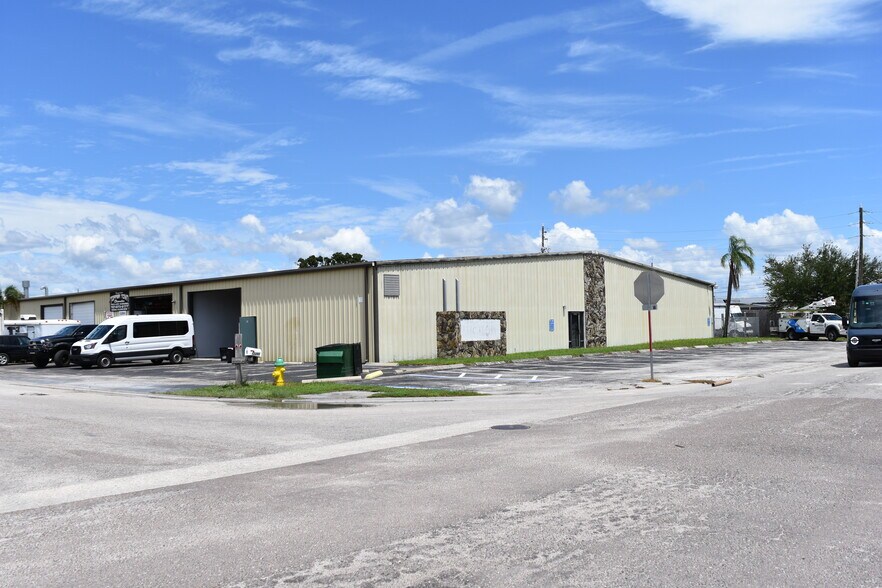 12295 Automobile Blvd, Clearwater, FL à louer - Photo de l’immeuble – Image 3 sur 29