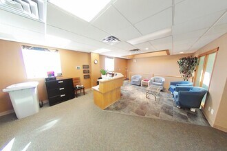 4815 50 Av, Red Deer, AB à louer Photo intérieure– Image 2 sur 9