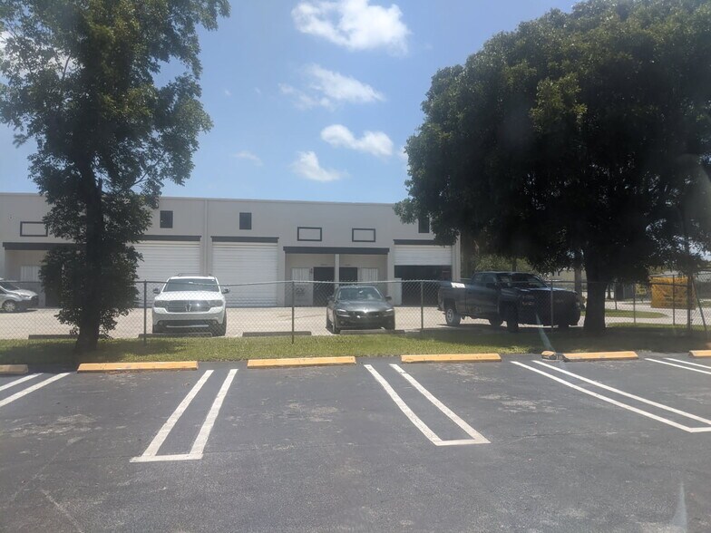 14315 SW 139th Ct, Miami, FL à louer - Photo de l’immeuble – Image 3 sur 9