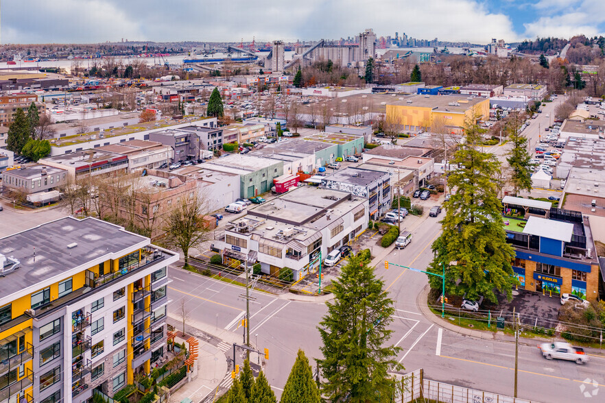 399 Mountain Hwy, North Vancouver District, BC à louer - Aérien – Image 3 sur 3