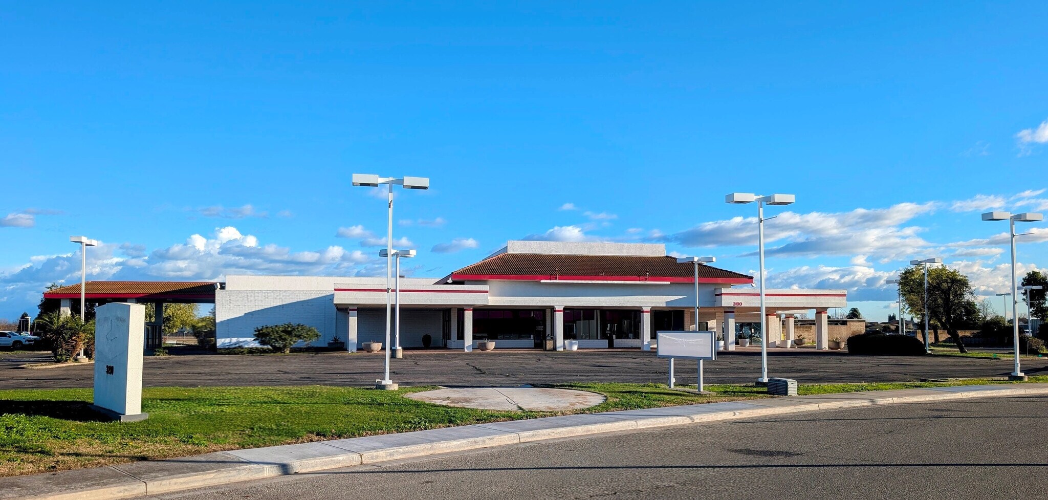 3190 Auto Center Cir, Stockton, CA à vendre Photo de l’immeuble– Image 1 sur 26