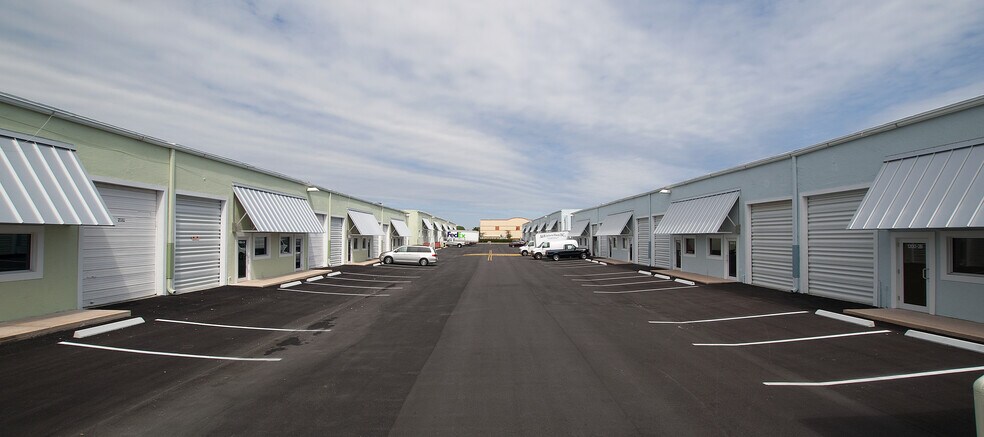 1200-1340 Stirling Rd, Dania Beach, FL à louer - Photo de l’immeuble – Image 1 sur 10