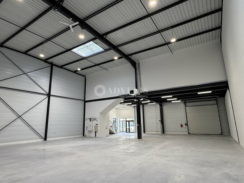 Local d'activités dans Gretz-Armainvilliers à vendre - Photo de l’immeuble – Image 1 sur 5