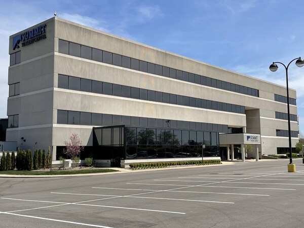 1560 E Maple Rd, Troy, MI à louer - Photo de l’immeuble – Image 2 sur 19