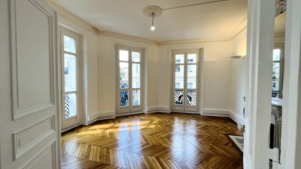 30 Rue Cambacérès, Paris à louer - Photo de l’immeuble – Image 1 sur 8