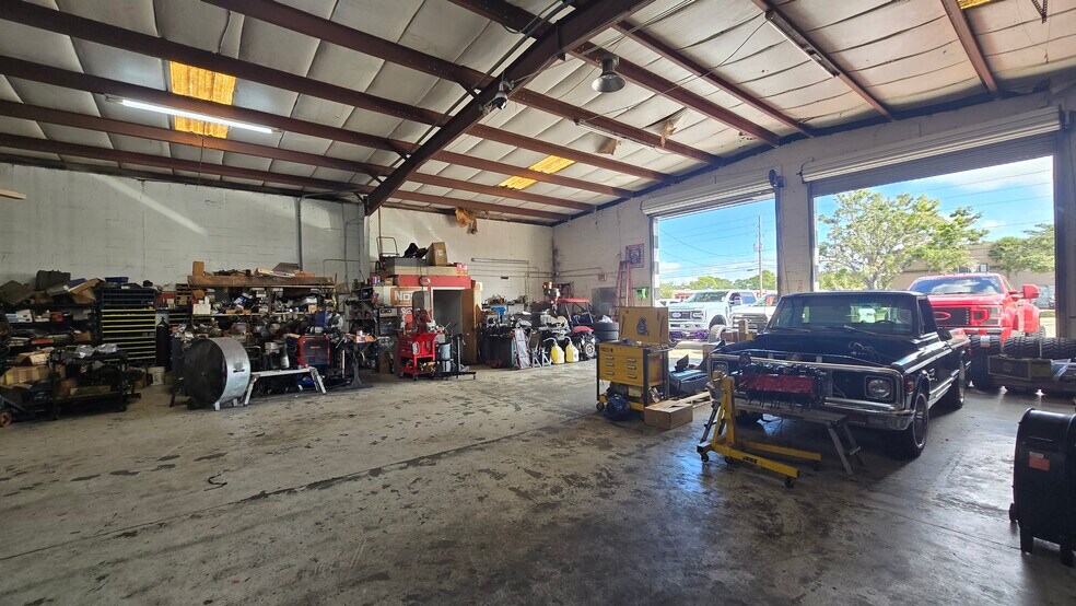 12490 Belcher Rd S, Largo, FL à vendre - Photo de l’immeuble – Image 3 sur 6