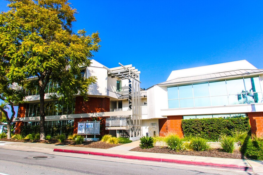 678 S Indian Hill Blvd, Claremont, CA à louer - Photo de l’immeuble – Image 2 sur 6