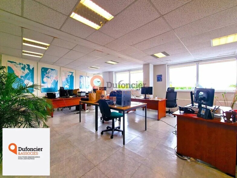Bureau dans Chasseneuil-du-Poitou à vendre - Photo de l’immeuble – Image 1 sur 8