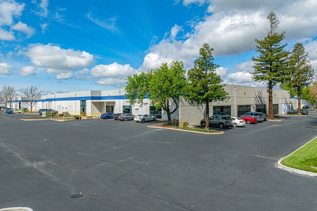 Plus de détails pour 1045 W National Dr, Sacramento, CA - Industriel/Logistique à louer