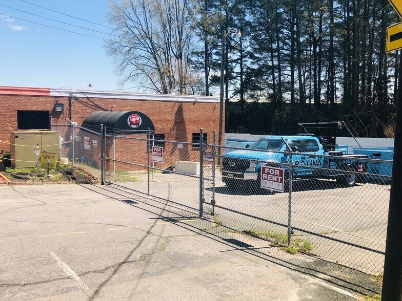 1716 St Albans Dr, Raleigh, NC à louer - Photo de l’immeuble – Image 3 sur 10