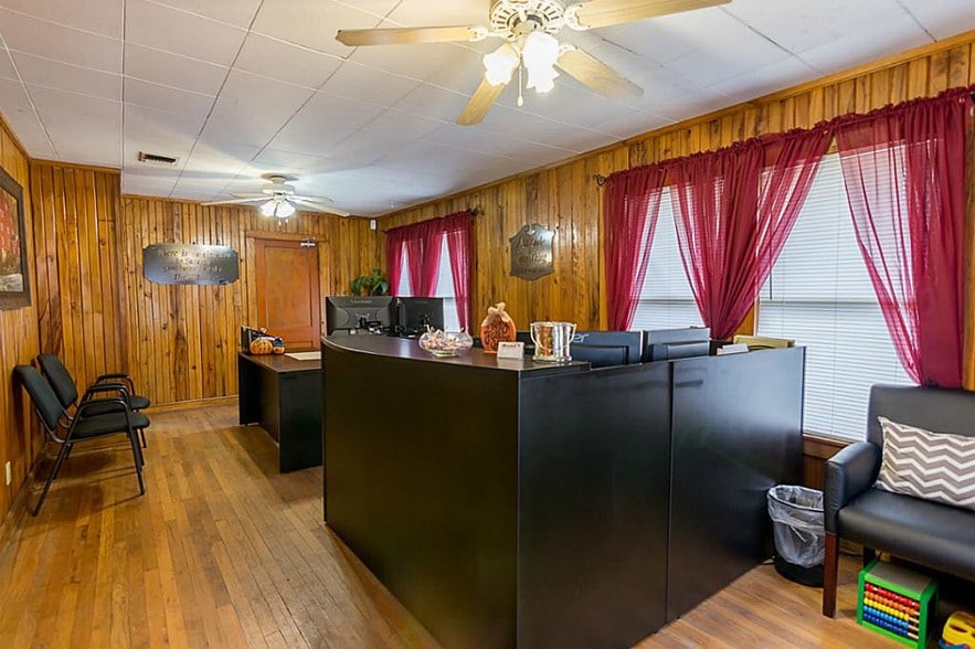 207 W Montgomery St, Willis, TX à louer - Photo intérieure – Image 2 sur 9