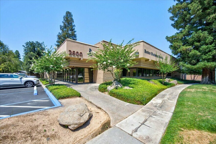 2600 W Shaw Ln, Fresno, CA à louer - Photo de l’immeuble – Image 1 sur 55