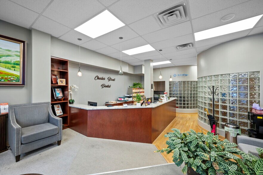 338 N Charles St, Baltimore, MD à vendre - Photo de l’immeuble – Image 2 sur 57