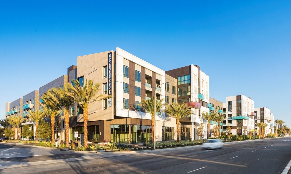 1951 E dyer Rd, Santa Ana, CA à louer - Photo de l’immeuble – Image 1 sur 6