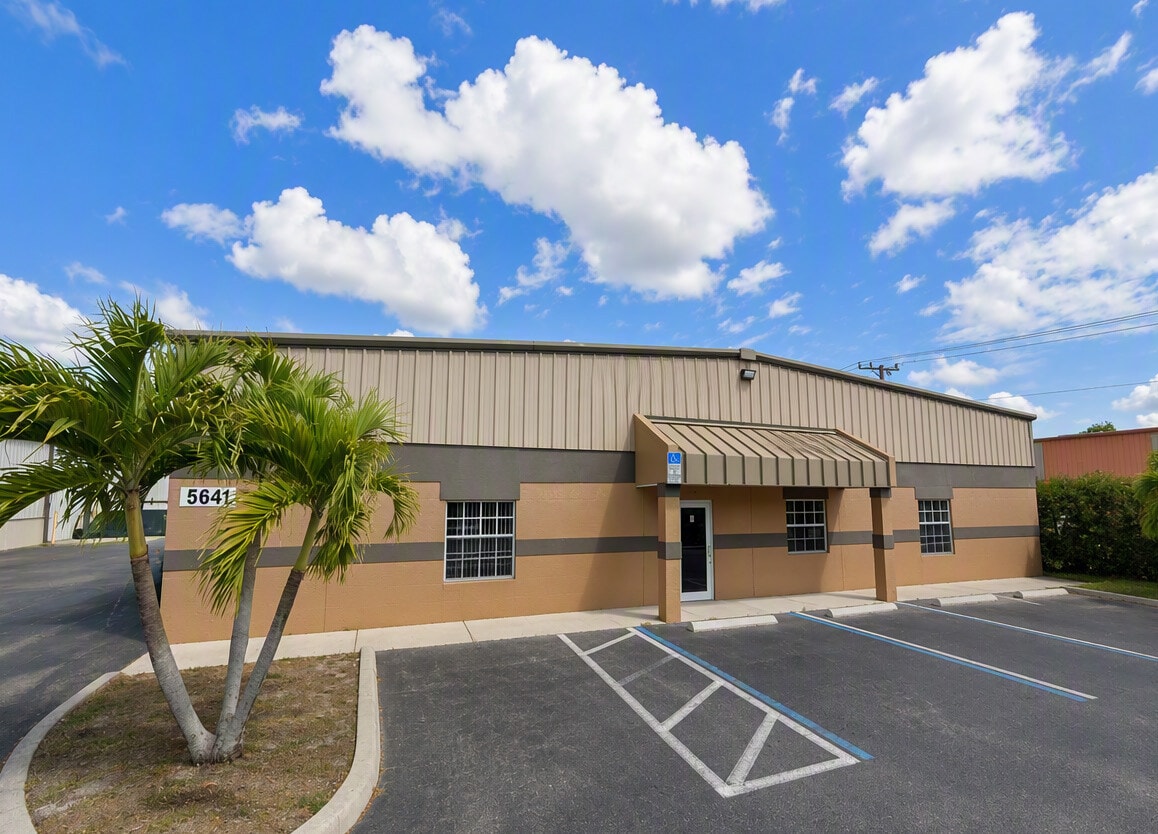 5641 Division Dr, Fort Myers, FL à louer Photo de l’immeuble– Image 1 sur 3