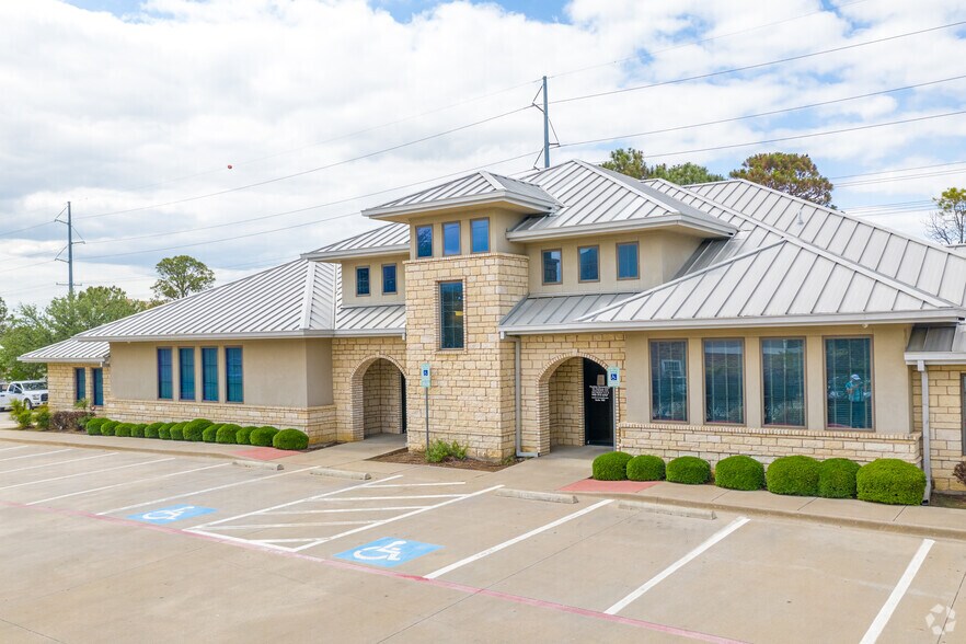 2435 W Oak St, Denton, TX à louer - Photo principale – Image 1 sur 18