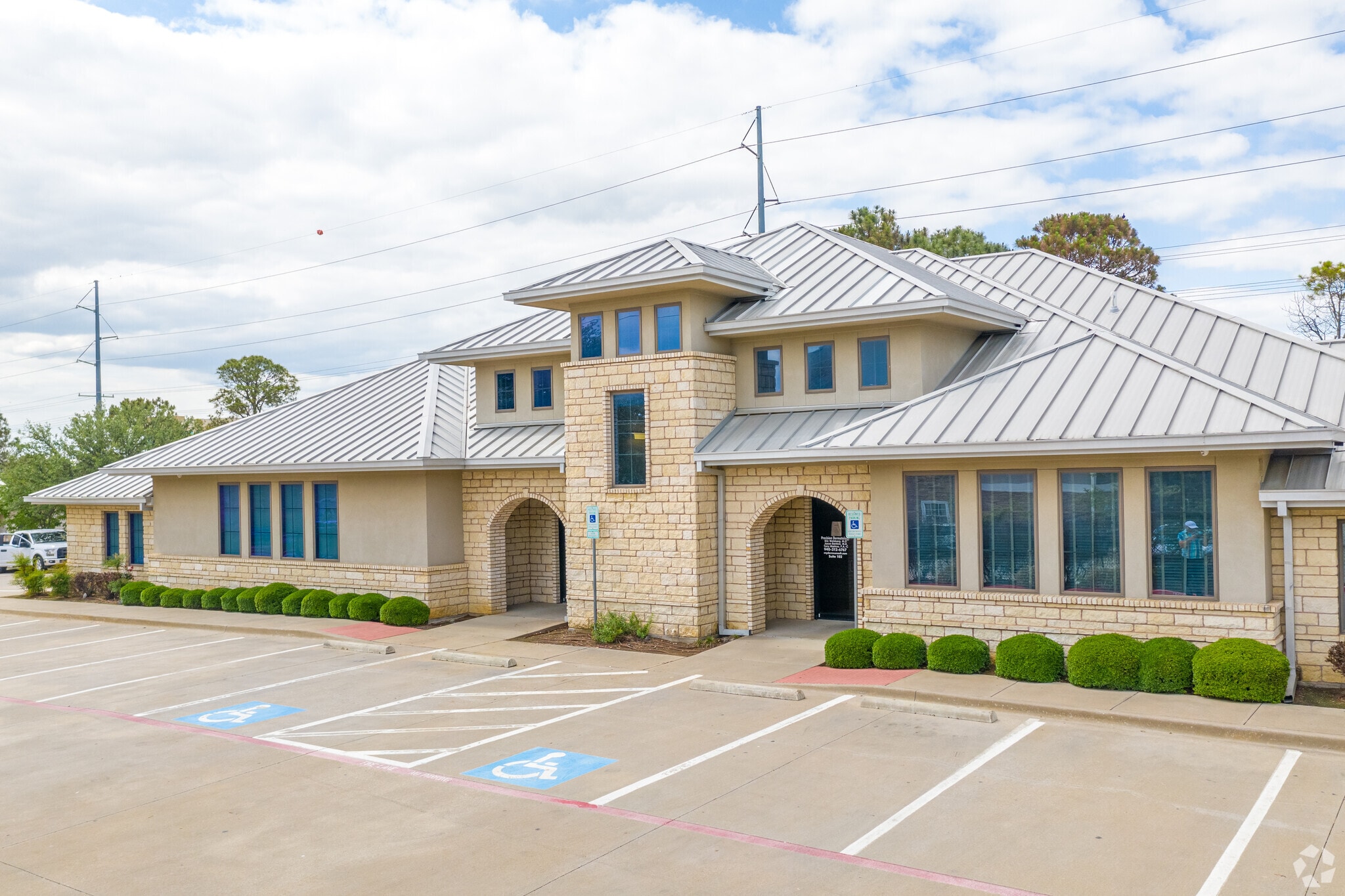 2435 W Oak St, Denton, TX à louer Photo principale– Image 1 sur 19