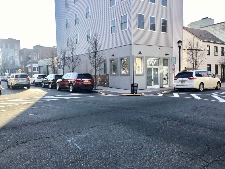 912 Bergenline Ave, Union City, NJ à louer - Photo principale – Image 1 sur 14