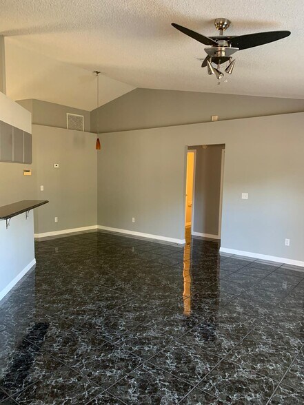 2792 Howland Blvd, Deltona, FL à vendre - Photo intérieure – Image 3 sur 10