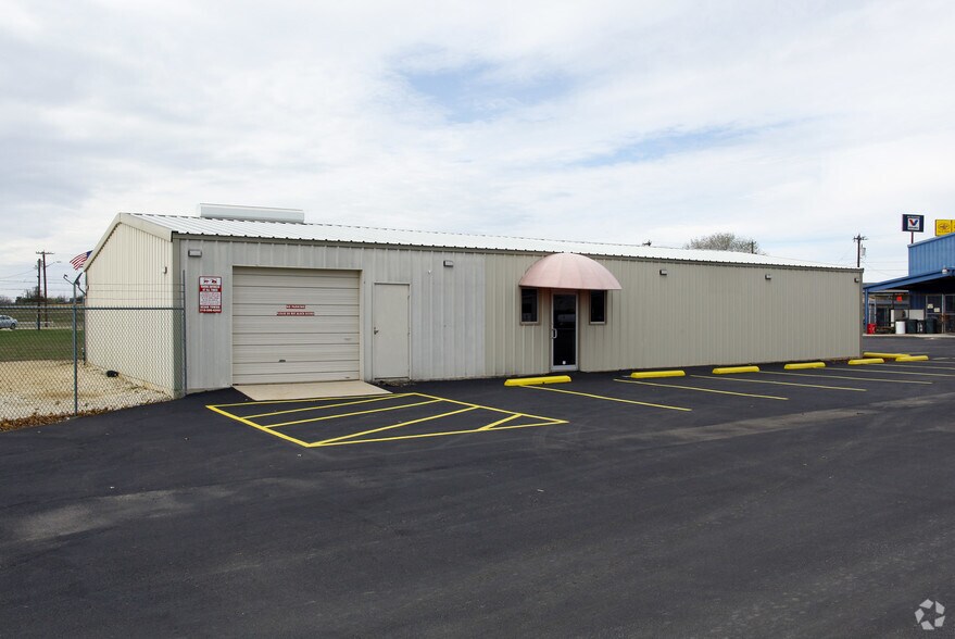 14640 S FM 2790 W, Lytle, TX à louer - Photo de l’immeuble – Image 3 sur 24
