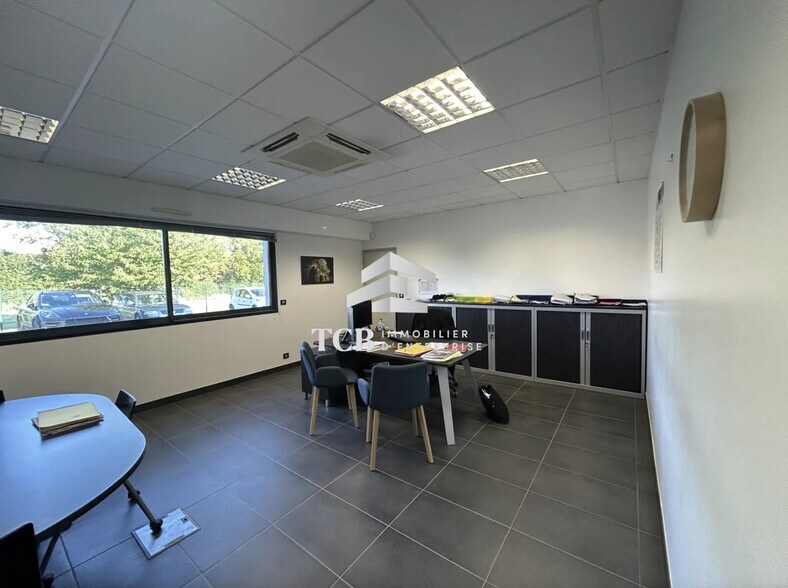 Local d'activités dans La Haie-Fouassière à vendre - Photo de l’immeuble – Image 3 sur 12