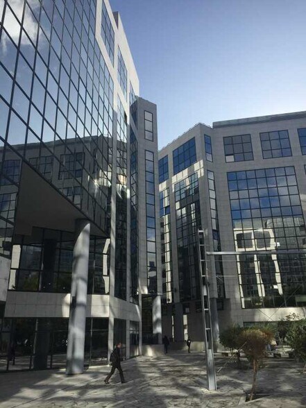 Bureau dans Noisy-le-Grand à louer - Photo de l’immeuble – Image 1 sur 6