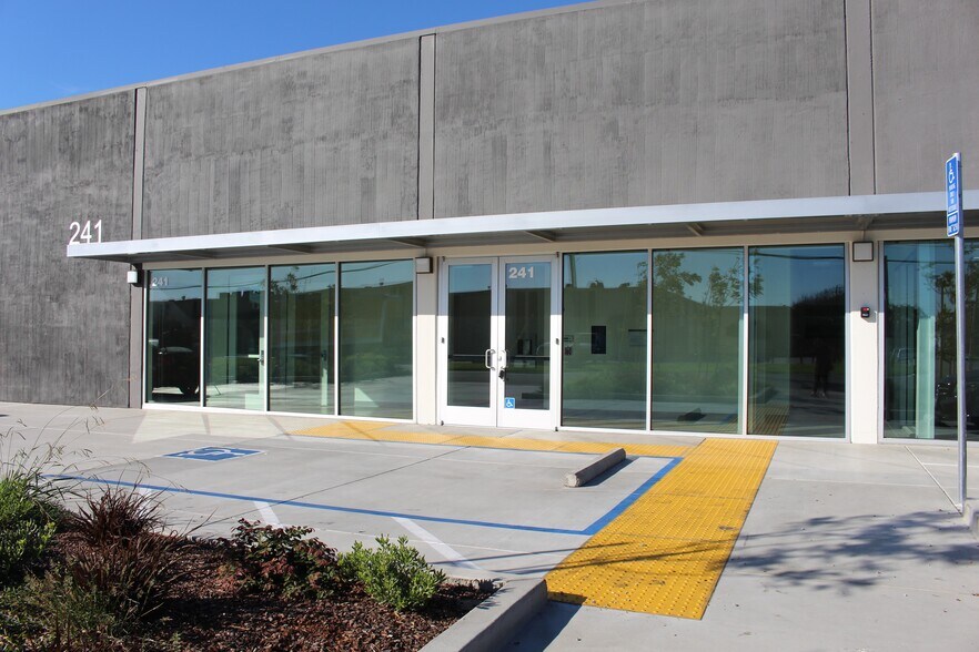 241 E Harris Ave, South San Francisco, CA à louer - Photo de l’immeuble – Image 2 sur 4
