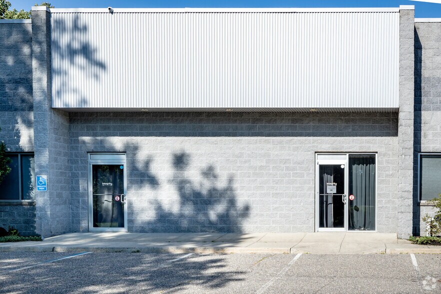 1 Old Dock Rd, Yaphank, NY à louer - Photo de l’immeuble – Image 3 sur 5