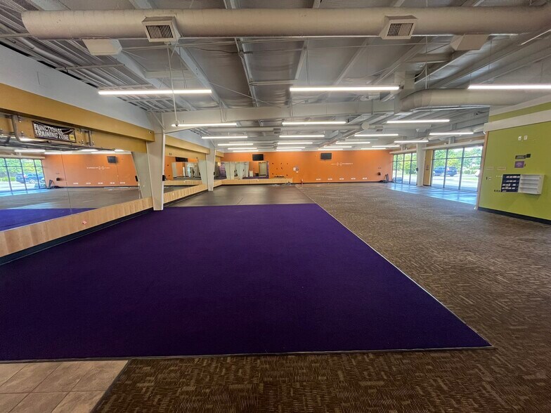 5560 IN-62, Jeffersonville, IN à louer - Photo de l’immeuble – Image 2 sur 6