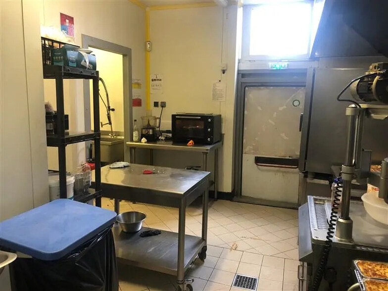 Local d’activités dans Voisins-le-Bretonneux à louer - Photo de l’immeuble – Image 2 sur 4