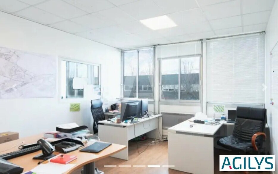 Local d’activités dans Coignières à louer - Photo de l’immeuble – Image 3 sur 5