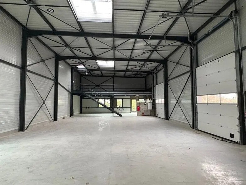 Local d'activités dans Jons à vendre - Photo intérieure – Image 3 sur 9