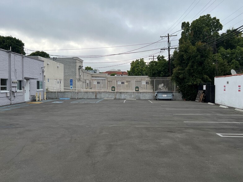 224 S Robertson Blvd, Beverly Hills, CA à louer - Photo de l’immeuble – Image 2 sur 7