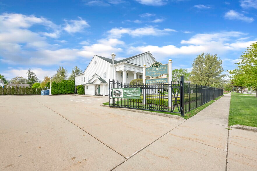 4860 E 13 Mile Rd, Warren, MI à vendre - Photo de l’immeuble – Image 3 sur 62